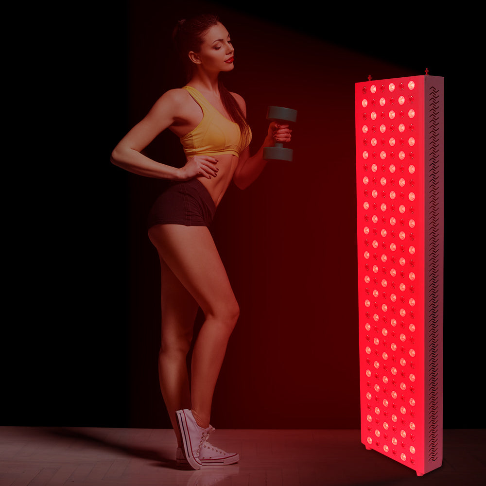 Fitnessmodel macht Hanteltraining vor Rotlichttherapiegerät NanoPRO900.