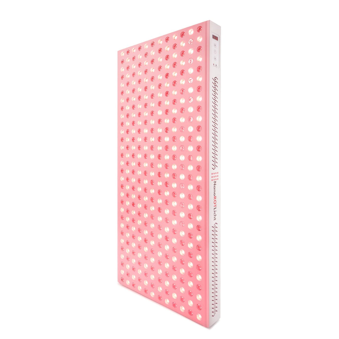 NanoPRO1800 von NanoROTLicht, seitliche Frontalansicht mit leuchtenden LEDs im roten und nahinfraroten Bereich