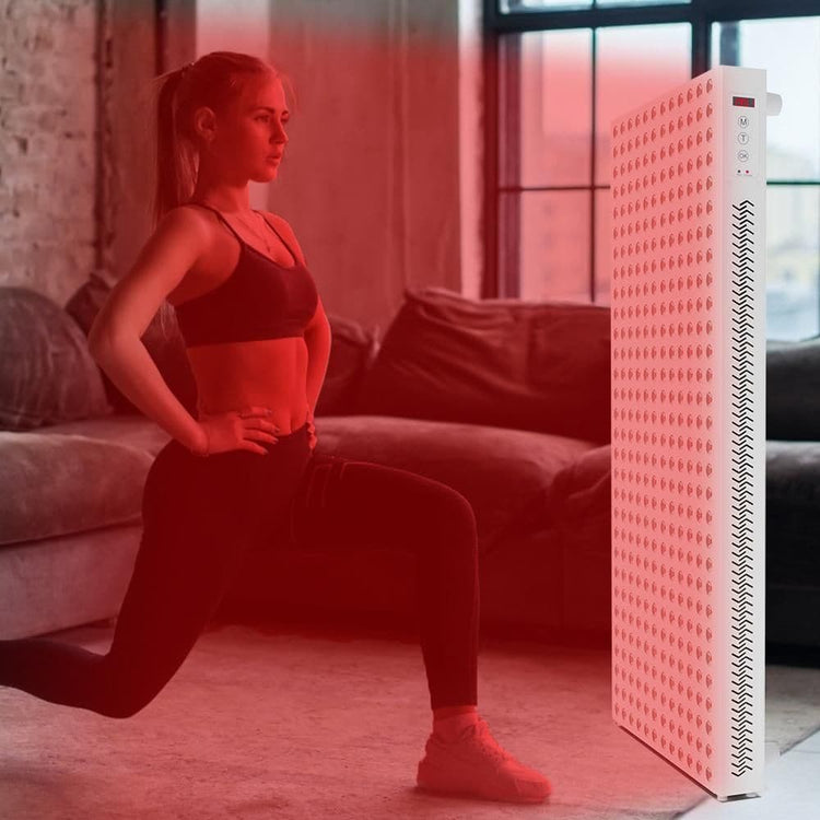 Frau macht Kniebeugen vor Rotlichttherapiegerät NanoPRO1800 NanoROTLicht