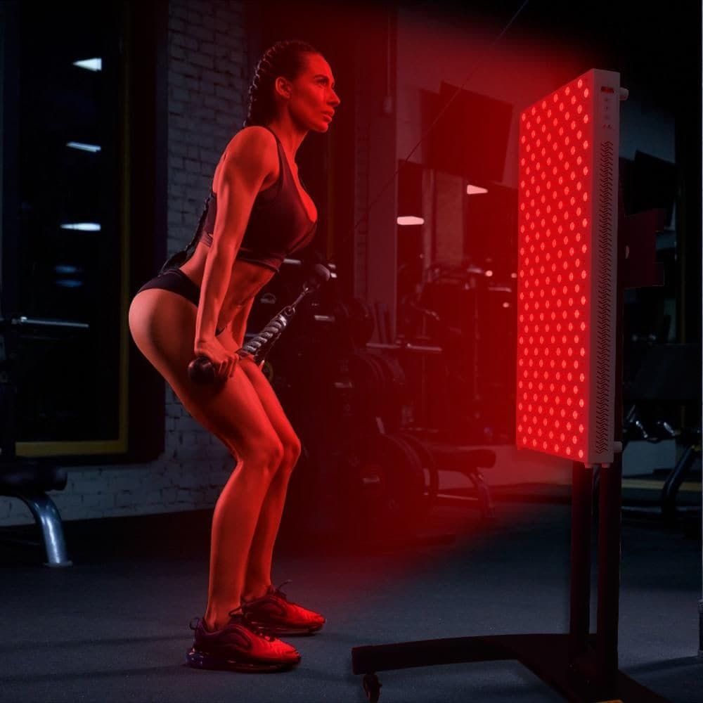 Trainierte Sportlerin macht Krafttraining vor NanoPRO1800 NanoROTLicht