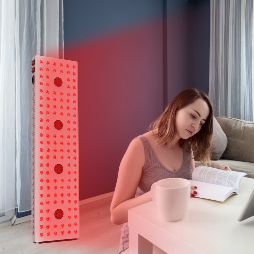 Frau genießt Rotlichttherapie beim Buch lesen und Kaffee trinken | NanoCOB1200 | NanoROTLicht