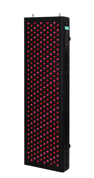 seitliche Frontalansicht NanoHERO500 von NanoROTLicht, leuchtende LEDs im roten und nahinfraroten Bereich